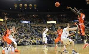 Illinois' Kendrick Nunn passes the ball to Nnanna Egwu during their game against Michigan.