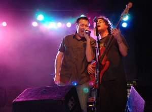 Steve Harwell and Paul De Lisle of Smash Mouth perform for U.S. Naval Station Guantanamo Bay (Cuba) and Joint Task Force Guantanamo troopers. ‎