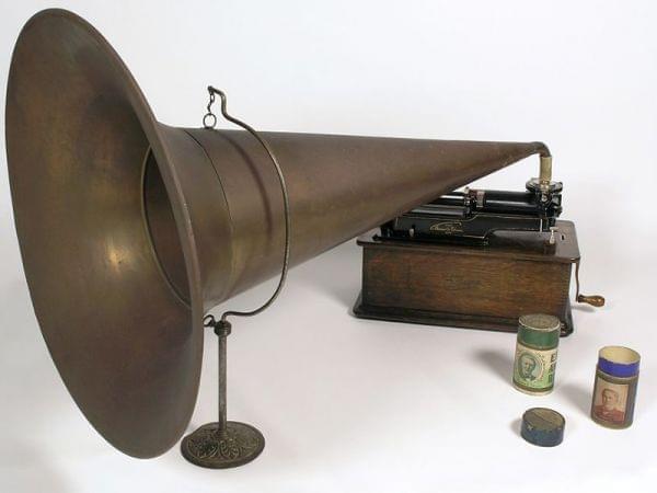 Picture of an old Edison Phonograph