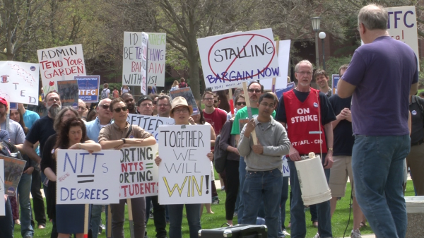 Members of NTFC Local 6546 picket outside the University of Illinois English Building