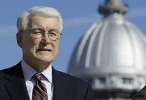 Former Illinois Gov. Jim Edgar speaks in support of GOP gubernatorial candidate Bruce Rauner during a campaign rally outside the state Capitol on Monday, Nov. 3, 2014, in Springfield.