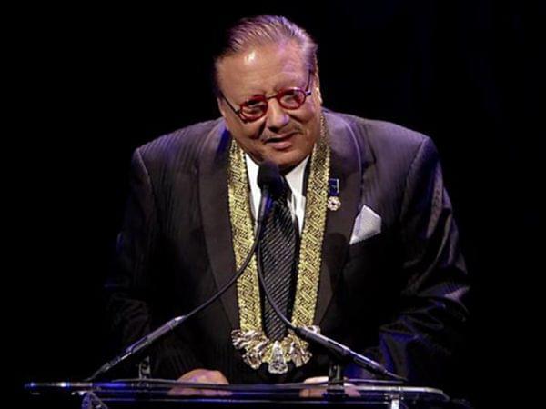 Arturo Sandoval accepting an award