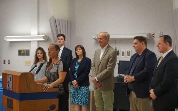 Lisa Creason, members of the Richland Community College staff, Gov. Bruce Rauner, and Senator Chapin Rose of Mahomet. 