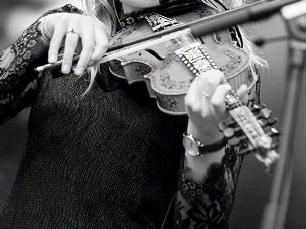 woman playing the violin