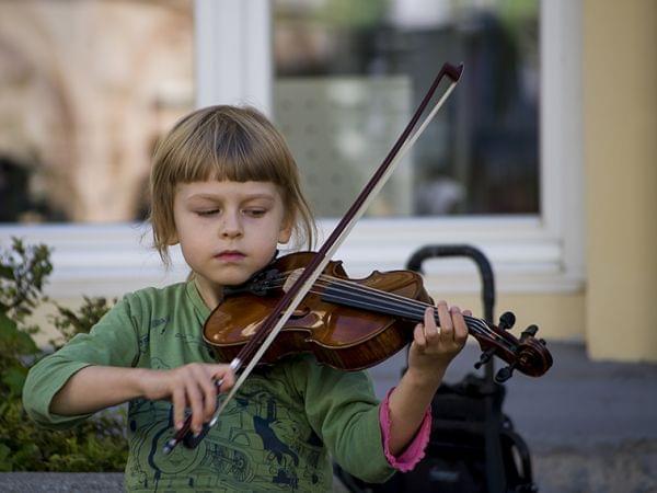 child with violin