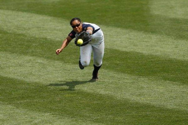 Illini outfielder Nicole Evans makes a diving catch