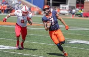 Illinois quarterback Chayce Crouch