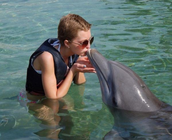 Make-A-Wish Foundation alumna and U. of I. student Lindsey Panozzo during her trip to Hawaii
