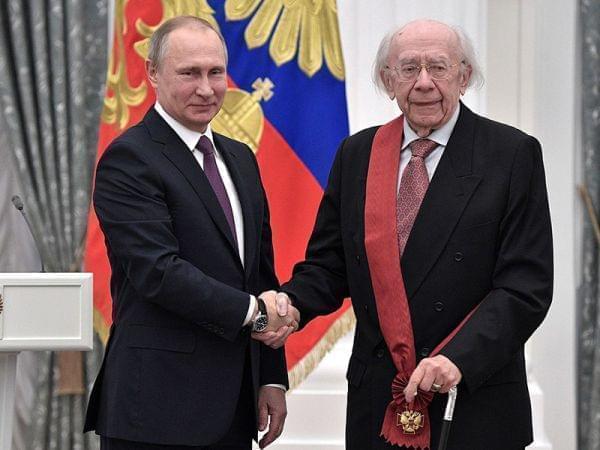 Vladimir Putin at award ceremonies (2017-05-24) with Gennady Rozhdestvensky.