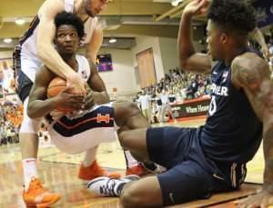 Illini Giorgi Bezhanishvili & Andres Feliz wrestle the ball from Xavier’s Tyrique Jones.