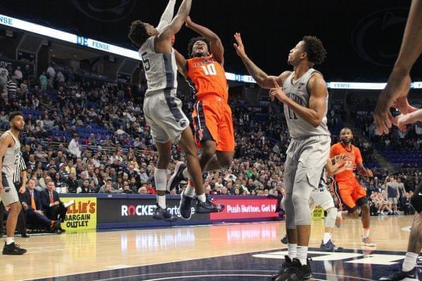 Illinois' Andres Feliz drives against Penn State's Jamari Wheeler and Lamar Stephens