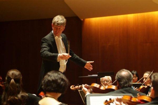 Ian Hobson at the podium during a Sinfonia da Camera performance. 