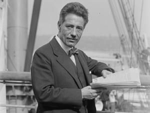 Photo of Fritz Kreisler standing.