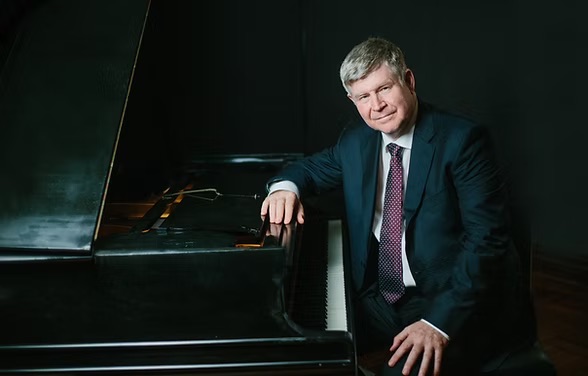 Maestro Ian Hobson at the piano.
